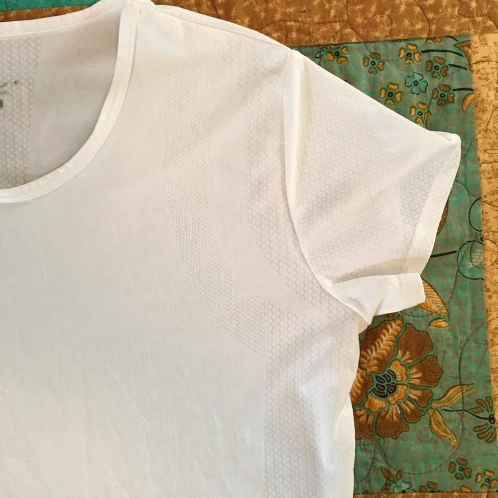 Brooks Lightweight Workout ππ½ββοΈ Top - Picture 2 of 5